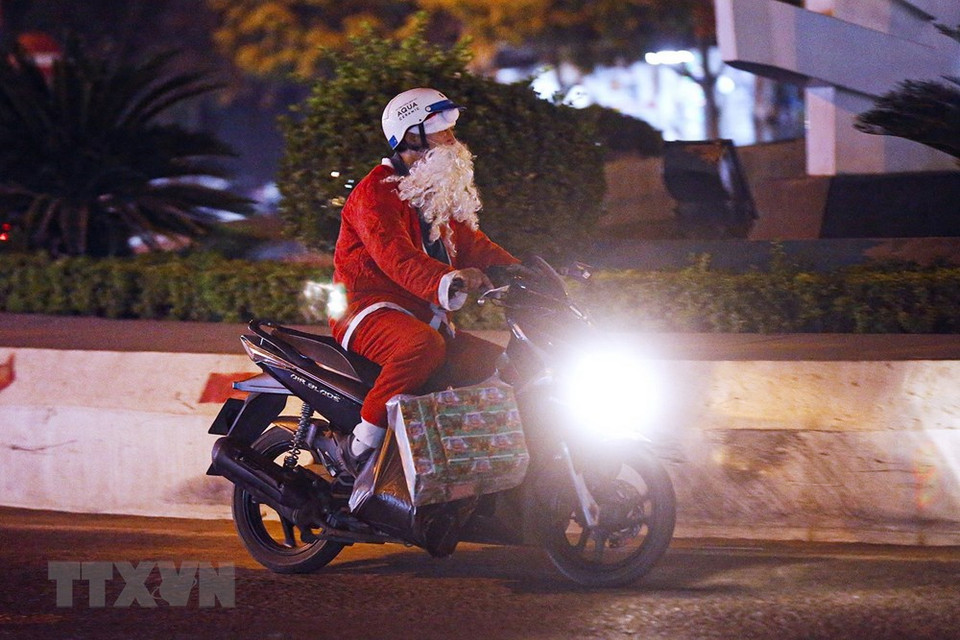 Noël est actuellement célébré dans la plupart des pays du monde, dont le Vietnam. C’est l’occasion de sortir, de s’amuser, de manger et de se faire des petits cadeaux. En effet, le père Noël et son traîneau bien garni font aussi rêver des millions d’enfants vietnamiens. 