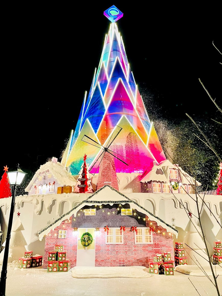 Un village de conte de fée de l'Europe du Nord rempli l'atmosphère de Noël avec la chute de neige est installé dans le parc d'été. Photo: VNA 