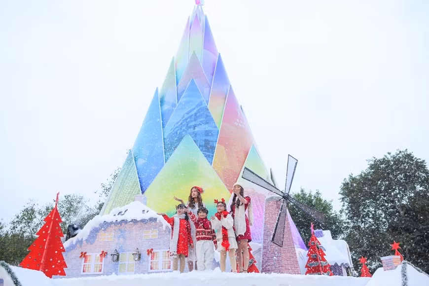 La caractéristique la plus spéciale du Noël nordique à Ecopark est la pousse de bambou de Noël géante. Photo: VNA 