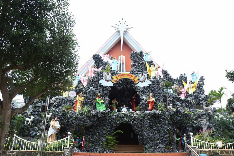 L'Eglise Duy Linh à Buôn Ma Thuôt, province de Dak Lak dans les Hauts Plateaux du Centre, est décorée de façon somptueuse à cette occasion. 