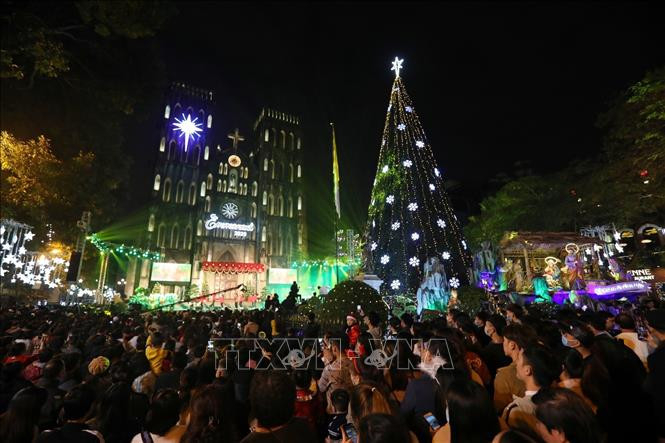 Construite en 1884 avec une architecture européenne classique, la cathédrale Saint-Joseph est le plus grand lieu de culte catholique de la capitale. Elle est devenue une destination appréciée par ceux qui veulent profiter pleinement de l'ambiance chaleureuse de Noël. 