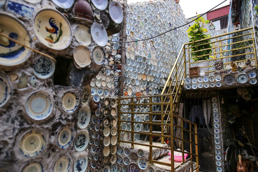 À partir de ce moment, il commence à étudier l’art de collectionner. Il ramasse, rachète mais ne revend et ne commercialise jamais. «Racheter sans les commercialiser, c’est-à-dire sans gagner d’argent pour rembourser mes dettes et améliorer la vie de ma famille», explique-t-il. Cependant son amour pour les objets anciens a grandi discrètement et le jeune homme est devenu un véritable collectionneur d'antiquités. Sur les murs de sa maison, on peut trouver un gouvernail de bateau à voile, des bouteilles, des centaines d'assiettes et de bols. Après 15 ans, son ouvrage colossal représente au total 8.000 assiettes, 90 kg de sapèques, 20 kg de pièces de monnaie, plus de 20 kg de boutons de chemises et d’innombrables brisures de céramique de toutes tailles. Photo : VietnamPlus