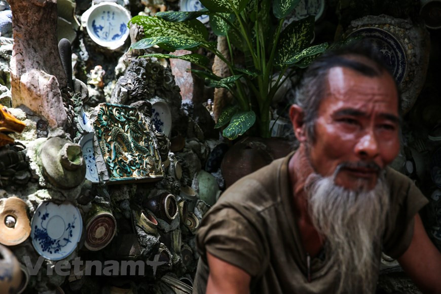 Pendant la guerre, Nguyên Van Truong est parti pour le front au Laos. Démobilisé en 1985, il est rentré dans son village, a repris les travaux champêtres tout en pratiquant le métier de laqueur ambulant. Avec sa femme et ses deux enfants, il vit une vie frugale dans une maison de fibrociment léguée par ses parents. Sa passion pour les antiquités a commencé en 1986, lorsqu’il a vu des céramiques anciennes chez des clients qui l’avaient invité à venir laquer des meubles. Mais le paysan sans le sou n’a pu acheter ses premières pièces qu’en 1991. À présent, en dehors des travaux de champs, il poursuit la chasse aux objets anciens le jour, et son collage au mûr la nuit. «Pour fixer tout ce que j’ai collecté, il faut encore sept ans», estime le paysan. Photo : VietnamPlus