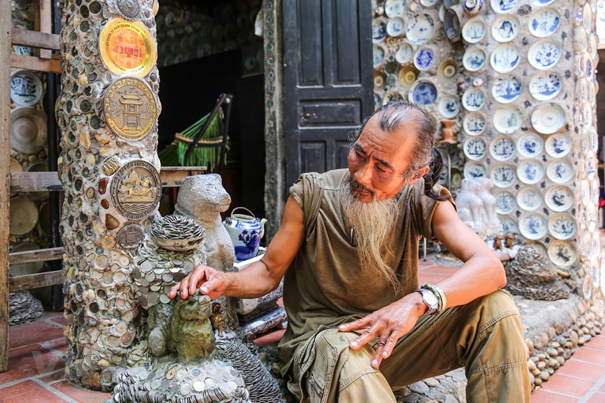 Son «trésor» gonfle au fil des années. En 1996, de peur que ses précieux objets puissent disparaître, le collectionneur a décidé de les fixer avec du ciment sur les murs de sa maison. «Certains exposent leurs objets dans des vitrines, moi sur les murs, même extérieurs», s’amuse-t-il. Il les colle aussi sur le portail, les murs entourant son domaine et les rocailles artificielles qu’il a érigées dans son jardin. «Le toqué», comme on le surnomme dans son village, se réjouit de l’idée de pouvoir transmettre à sa descendance ce patrimoine : «Je suis sûr qu’en voyant la maison revêtue de 10.000 antiquités, mes descendants seront fiers de leur ancêtre et aussi du Vietnam d’autrefois où l’on savait faire de si belles choses». Photo : VietnamPlus