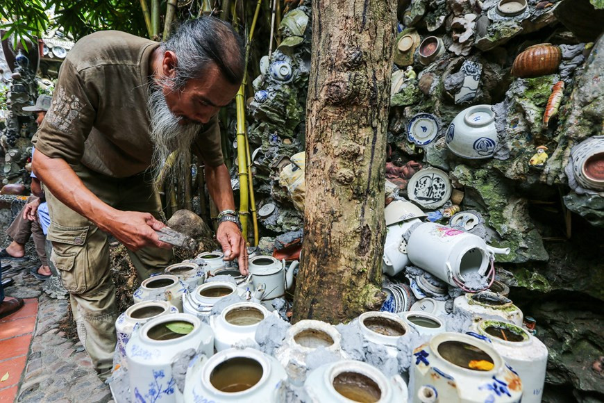 Dans sa quête incessante d’anciens objets, Nguyên Van Truong ne ménage guère sa peine. Toujours à vélo, il a parcouru de long en large la région Nord, longeant souvent les rives des cours d’eaux comme le fleuve Rouge, les rivières Lô et Da... qui traversent les régions montagneuses puis les régions deltaïques du Nord. Car, «jadis, les bateaux de commerce vietnamiens et étrangers chargés de céramiques les empruntaient. Nombre d’entre eux ont sombré». Il cherche à acheter des objets auprès des habitants locaux et parfois ramasse lui-même des pièces enfouies dans la vase. «Mes objets n’ont pas une grande valeur intrinsèque, ils sont parfois ébréchés, mais ils sont pour moi inestimables», confie-t-il. Photo : VietnamPlus