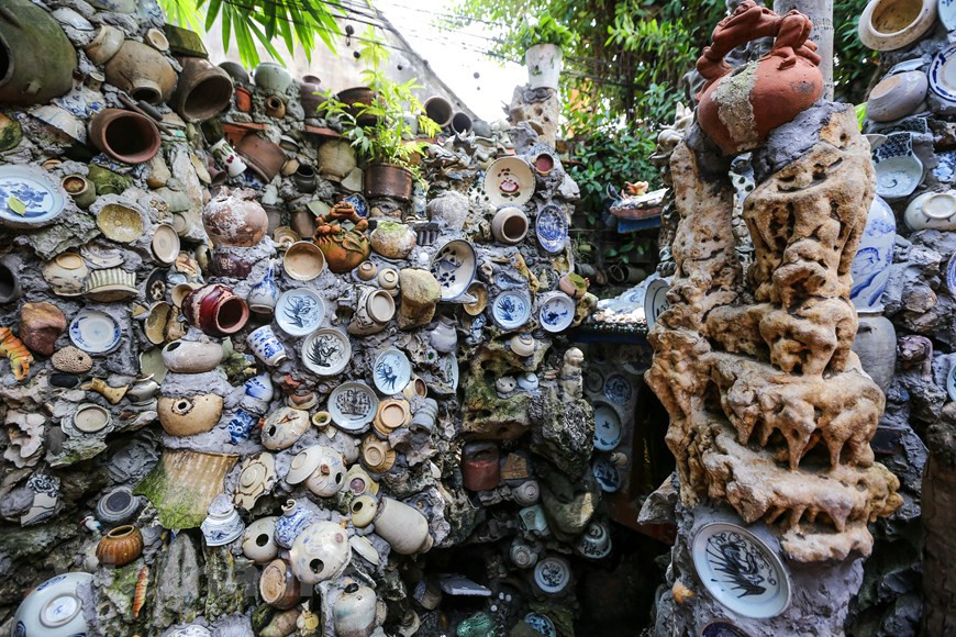 En 1998, alors que les quatre coins de sa maison sont remplis, il décide de coller ses nouvelles pièces sur les murs. «Je travaille dans les champs le jour. La nuit, je me lance dans le réaménagement de mon espace de loisir. En moyenne, chaque soir, je colle de 15 à 17 assiettes sur les murs». Dans la cour, des dizaines de mortiers en pierre se succèdent et la porte du dôme est décorée de vases et d’assiettes en bambou ou en pierre, à motifs divers. Sur les murs de sa maison, on peut trouver un gouvernail de bateau à voile, des bouteilles, des centaines d'assiettes et de bols. De loin, la maison ressemble à un petit palais impérial. Photo : VietnamPlus