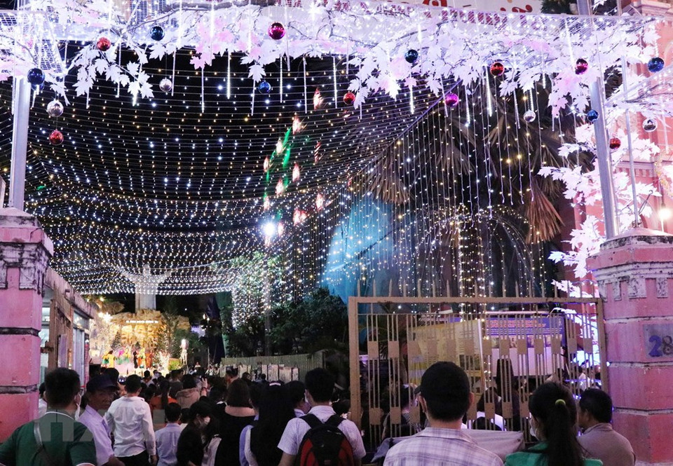 Les catholiques, les protestants et les orthodoxes considèrent Noël comme une fête importante car elle marque la naissance de Jésus. La veille de Noël, ils se rendent dans les églises pour assister à la messe et aux spectacles. 