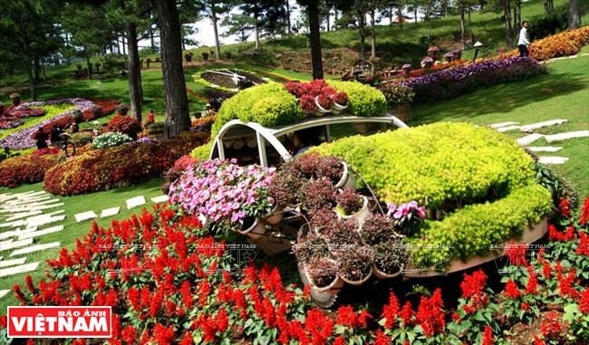 Voiture décorée de fleurs.