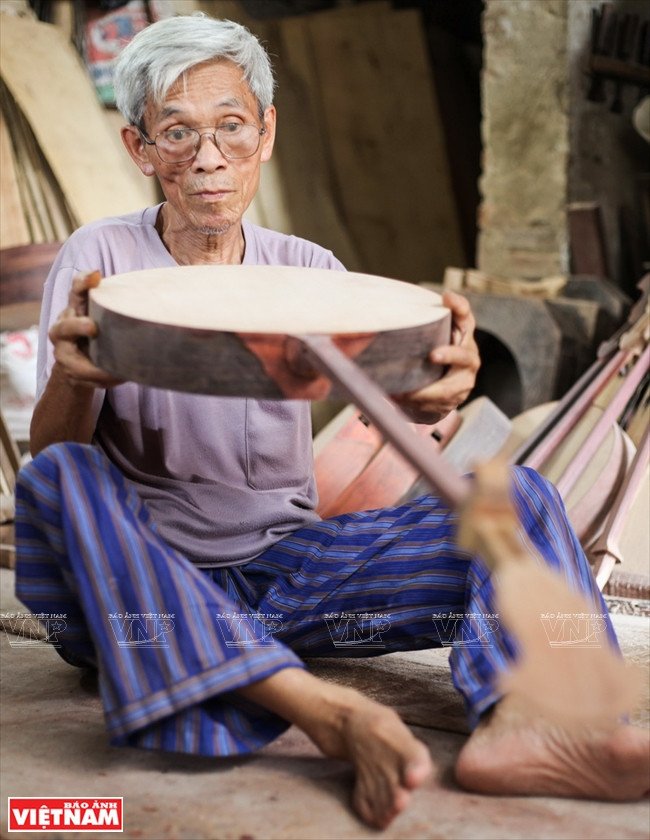 Bien qu’âgé, Dào Soan ​travaille chaque jour​ tout en formant des jeunes pour reprendre le flambeau. 