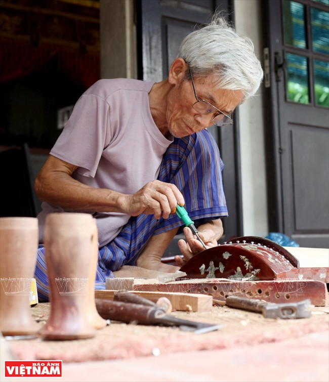 Le travail de luthier exige de la minutie.