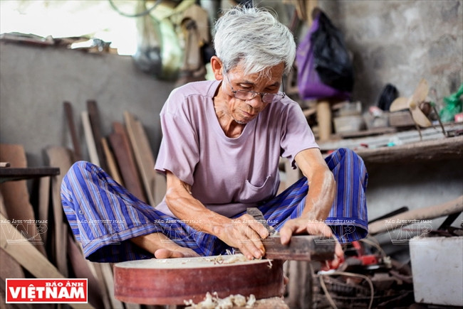 M. Dào Soan, dont le nom complet est Dào Ngoc Soan, est un célèbre fabricant d’instruments traditionnels, né dans une famille de luthier depuis quatre générations. Pour les luthiers de Dào Xa, ce métier est plus qu’un gagne-pain. La production d’un instrument de musique comprend plusieurs étapes : sciage du bois, couverture par une peau de python, polissage, incrustation de morceaux de coquilles….