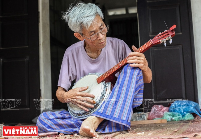 L’artisan a​ccorde une de ses créations, le stade final de son art.