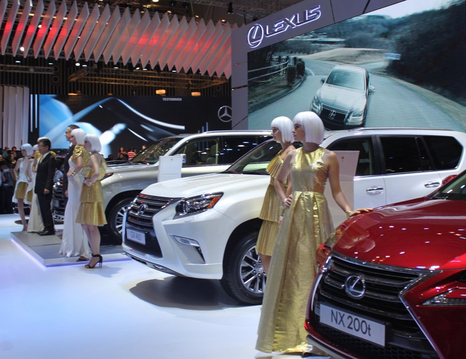 Les voitures de luxe de la marque Lexus: LX 57, GX 460, RX 350, NX 200t; LS460L ​et ES350. 