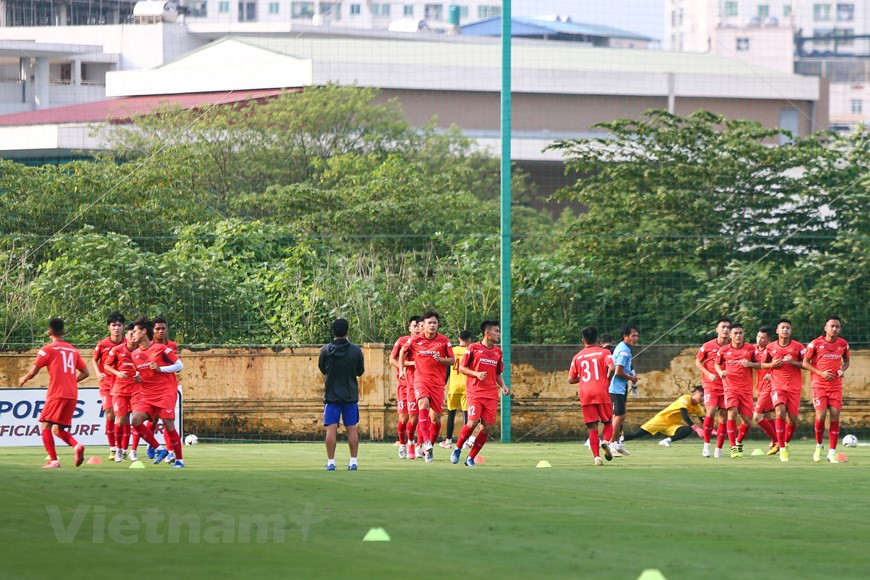 Les 46 joueurs des moins de 22 ans font leur entraînement au Centre de formation de fooball junior de la Fédération vietnamienne de football à Hanoi. Photo: VNA
