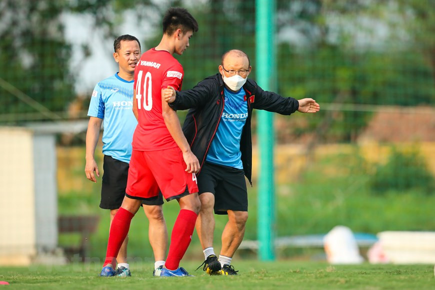 Le Sud-Coréen Park Hang-seo et le joueur Nhâm Manh Dung. Photo: VNA