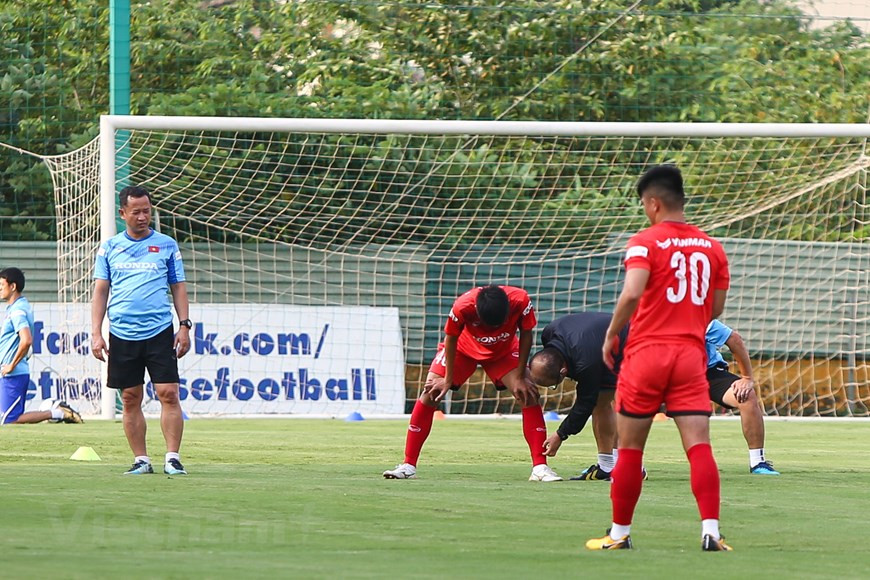 Il s'intéresse à ses jeunes footballeurs. Photo: VNA