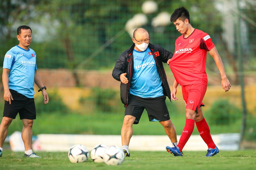 Le Sud-Coréen Park Hang-seo et ses joueurs sur le terrain. Photo: VNA
