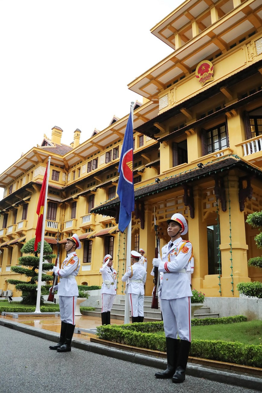 La cérémonie de lever le drapeau de l'ASEAN à Hanoi. Photo: VNA