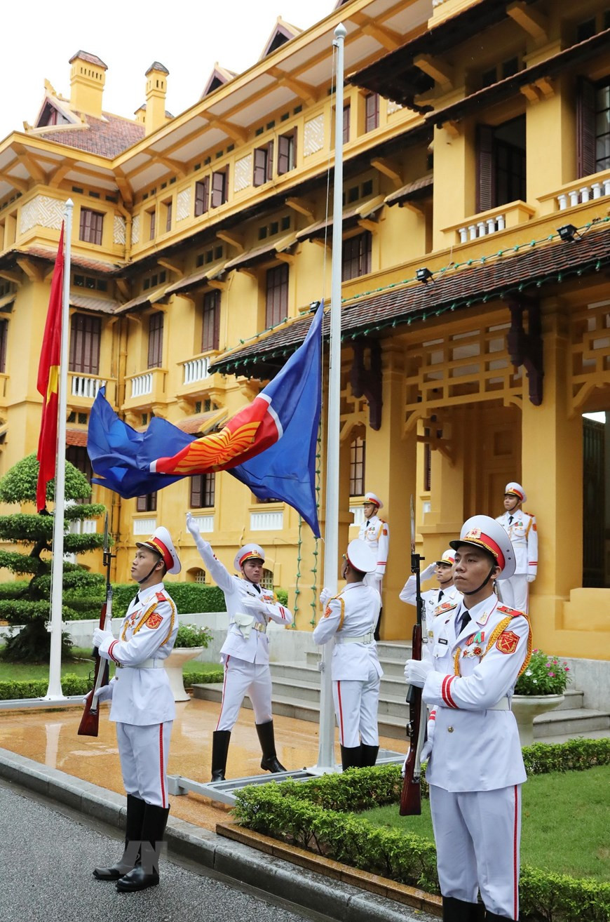 La cérémonie de lever le drapeau de l'ASEAN à Hanoi. Photo: VNA