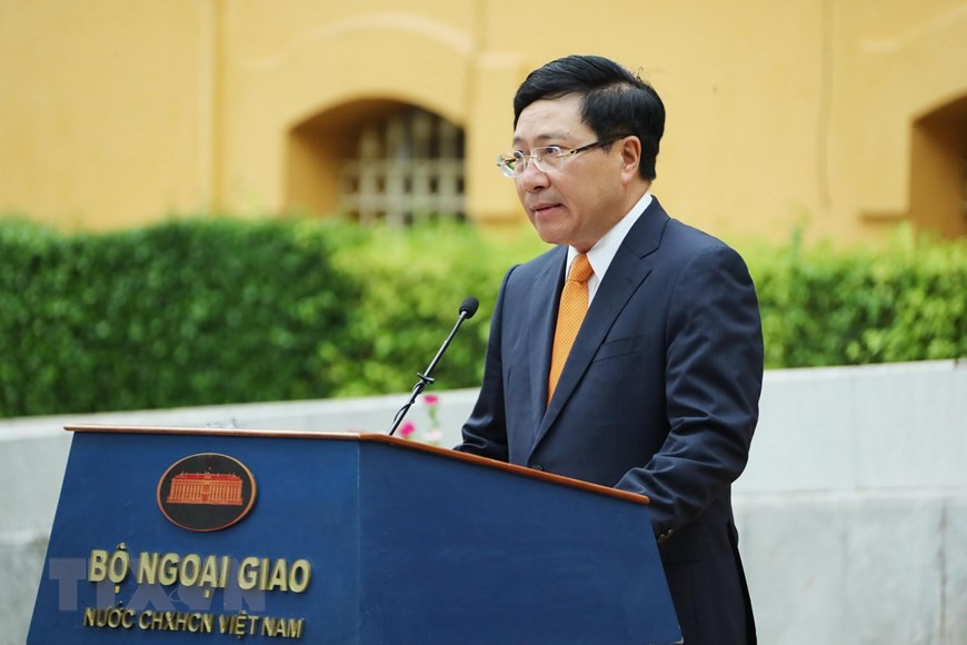 Le vice-Premier ministre Pham Binh Minh, ministre des Affaires étrangères s'exprime lors de la cérémonie de lever le drapeau de l'ASEAN à Hanoi. Photo: VNA