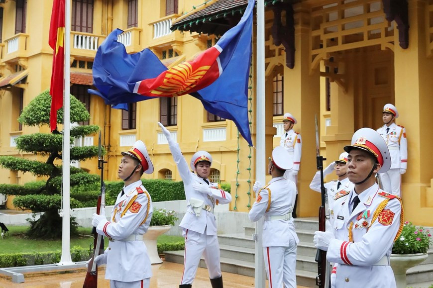 La cérémonie de lever le drapeau de l'ASEAN à Hanoi. Photo: VNA
