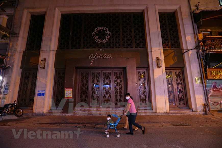  Devant un bar dans la rue Luong Ngoc Quyên. Les autorités municipales ordonnent de fermer tous les bars, restaurants et karaokés. À chaque fois que l'on parlait de "rue des Occidentaux" à Hanoï, les habitants de la capitale ont immédiatement pensé au carrefour de Ta Hiên - Ma Mây - Luong Ngoc Quyên. Une jeune hanoïenne, a confié : ''À chaque fois que l'on parle de la +rue des Occidentaux+, on pense immédiatement au carrefour Ta Hiên - Ma Mây - Luong Ngoc Quyên. Ce lieu est aussi surnommé par les Hanoïens le +Paradis de la bière+. C’est étroit, bondé, et pourtant on adore y venir. Mais maintenant, l’ambiance est des plus calmes''. Photo: VietnamPlus 