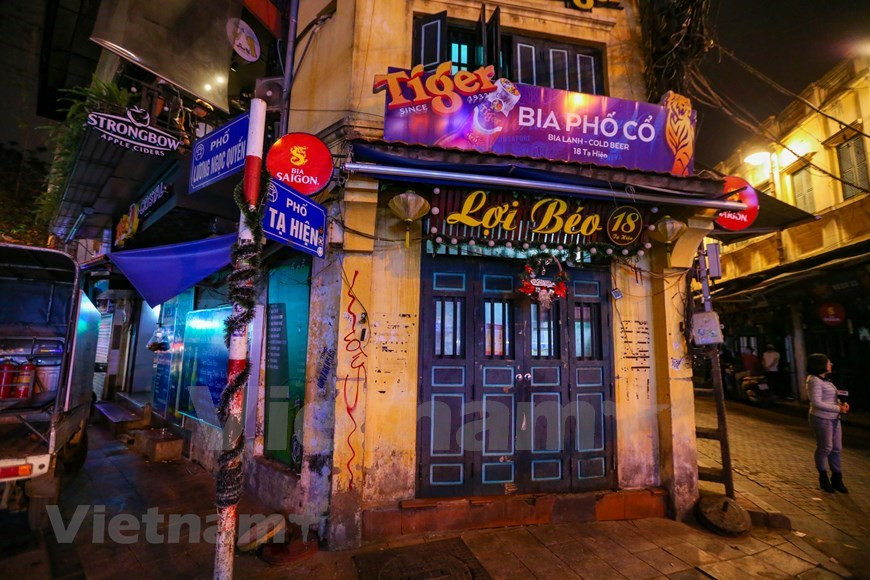  Des restaurants, des cafés sur les rues Ta Hiên, Luong Ngoc Quyên et Ma Mây ont fermé le 14 mars. La rue Ta Hiên, surnommée la "rue des Occidentaux", est réputée pour sa vie nocturne des plus animées. Ses stands de bière pression sur le trottoir proposent toutes sortes de plats tels que cailles et calmars grillés, nem chua (hachis de porc fermenté et couenne), frites, phở xào bò (nouilles de riz à la viande de bœuf sautées)... Tout le monde se retrouve coude-à-coude dans une joyeuse ambiance potache. Et puis, il y aussi des bars de nuit comme les fameux 1900 bar, Hay bar... Mais tout cela, c'était avant le coronavirus. Photo: VietnamPlus 