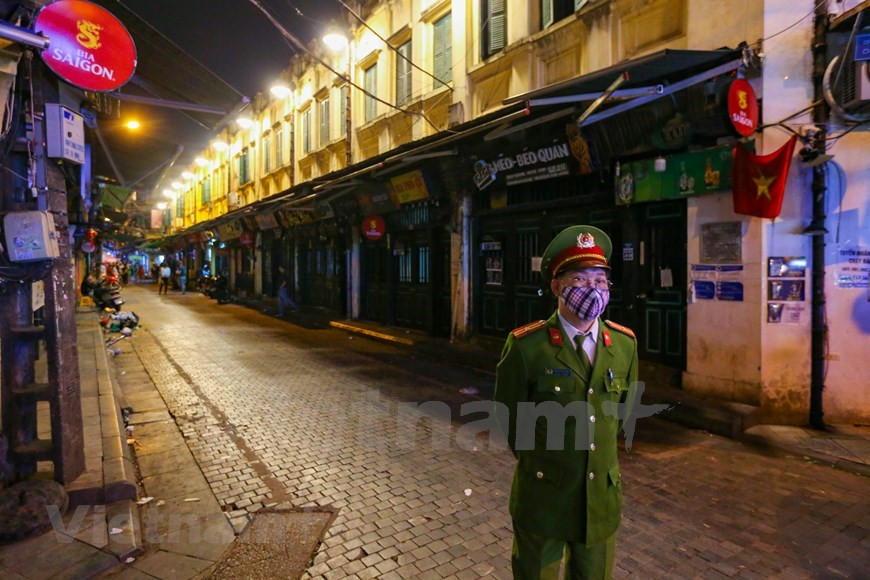  Les propriétaires et gérants des lieux concernés respectent scrupuleusement les consignes de la ville et acceptent la décision des autorités municipales. Ta Hiên, la rue la plus animée de Hanoi, qui s’étend sur environ 270 m de long et qui est une petite rue cachée dans le Vieux Quartier de Hanoi devient désertée. Les bars et autres lieux de divertissement de cette rue sont fermés jusqu’à fin mars au moins. Auparavant, cette rue accueillait chaque jour un grand nombre de touristes étrangers et des habitants. La décision récente de fermer temporairement les lieux de divertissement est nécessaire, n’en déplaise aux touristes. Photo: VietnamPlus 
