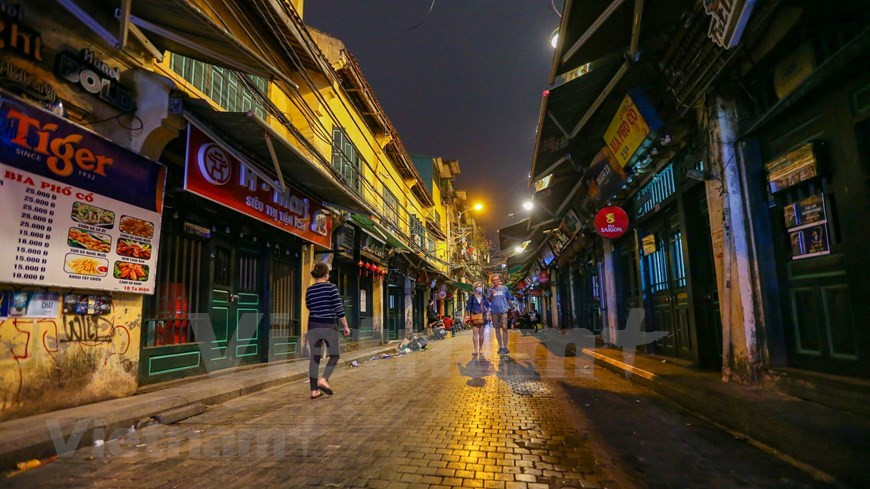  En raison de l'épidémie de Covid-19, les touristes sont quasiment aux abonnés absents. Avant le Covid-19, on y trouve plus de touristes étrangers, surtout les Occidentaux, que les Vietnamiens, et que n’importe quelle autre rue du Vieux Quartier. La rue Ta Hien les attire par à la fois la gastronomie originale sur le trottoir et l’architecture typique bien conservée. La nourriture de la rue Ta Hien est très diversifiée. Des plats sont assez simples, pas trop raffinés, mais lorsqu’on les mange avec la bière, cela crée un goût exquis. Les cuisines les plus cherchées sont des œufs de caille grillés, de nem chua, de pattes de poulet frites, des pommes de terres frites, ... Photo: VietnamPlus 