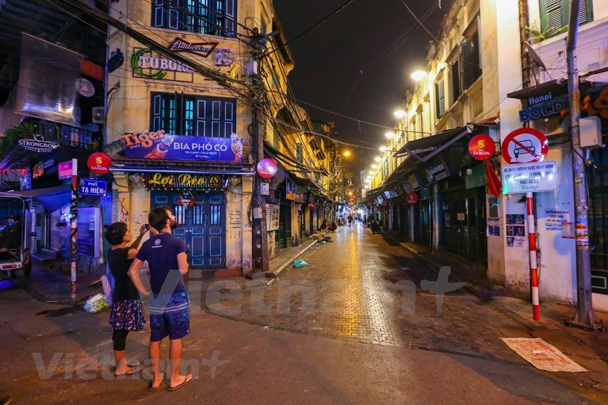  Face à l’évolution complexe de l’épidémie de Covid-19, le Comité populaire de la ville de Hanoi a demandé la fermeture jusqu’à fin mars au moins de tous les sites historiques, bars, discothèques, cafés, boutiques de souvenir et salons de coiffure et de karaoké, ainsi que des programmes de chant et de musique en plein air. Et les grands rassemblements sont interdits à Hanoi. Cela vise à endiguer les risques de propagation de cette épidémie dans la capitale. Les restaurants, quant à eux, peuvent rester ouverts s’ils le souhaitent. Car il faut bien que les touristes mangent… Photo: VietnamPlus 