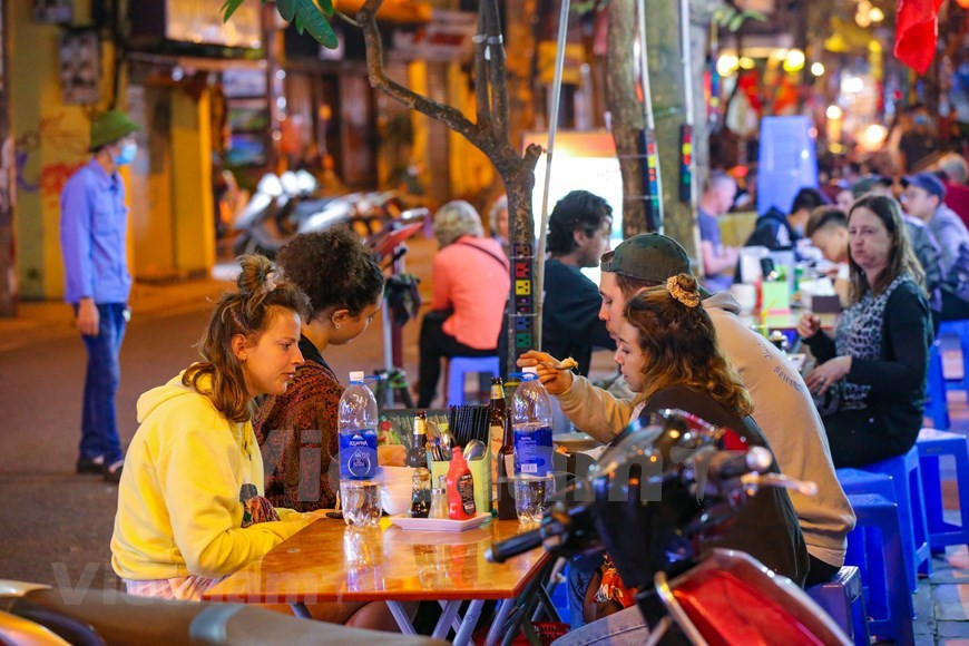  La rue Ma Mây connaît une baisse de la fréquentation touristique. Le nom de cette rue est à l’origine au fusionnement de deux rues : le rue Hang May et le rue Hang Ma, pour devenir une seule nommée Ma May. Pendant la période coloniale française, ces deux rues étaient appelées ''rue des Pavillons Noirs'' car les troupes des Pavillons Noirs venant de la Chine y a été stationnées en 1882. Mais les vietnamiens les appellent Ma May comme leur habitude. De nos jours, la rue demeure encore une des plus animées et fréquentées de la capitale Hanoi. Photo: VietnamPlus