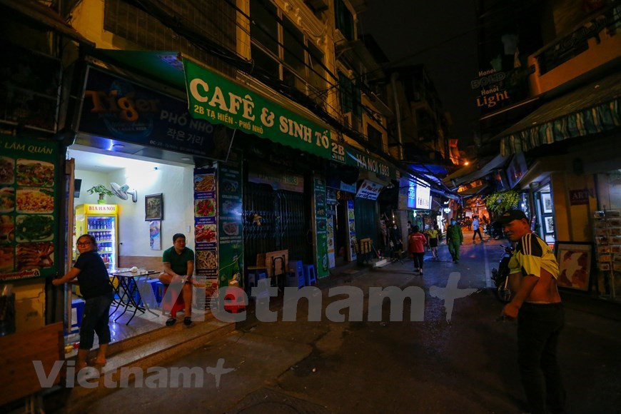  C’est vrai que les fermetures administratives ont a vidé la rue Ta Hiên de ses touristes. Située dans le quartier de Hàng Buôm (arrondissement de Hoàn Kiêm), Ta Hiên était appelée par les Français ''rue Géraud''. C’est souvent là que la plupart des touristes étrangers débarquent à leur arrivée à Hanoi. Elle est limitée au sud par la rue Hàng Bac et au nord par la rue Hàng Buôm. Selon les Hanoiens, Ta Hiên ressemble à une jeune fille à la beauté intérieure. Pas vraiment très belle, mais beaucoup de charme, surtout le soir venu... Photo: VietnamPlus