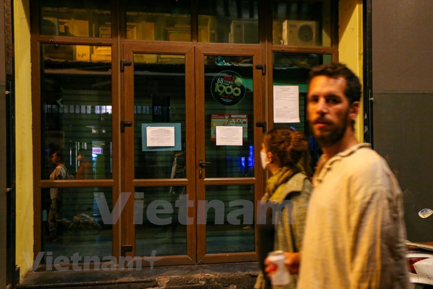  Sur les portes d'un bar sont affichés des petits mots adressés aux clientèles. Ta Hiên attire plus de touristes étrangers que n’importe quelle autre rue du Vieux quartier. Selon les Hanoiens, Ta Hiên ressemble à une jeune fille à la beauté intérieure. Pas vraiment très belle, mais beaucoup de charme, surtout le soir venu... Parfois, les étrangers y sont plus nombreux que les autochtones. Beaucoup se posent au bien nommé «carrefour international» de Luong Ngoc Quyên - Ta Hiên pour siroter de la bia hoi (bière pression populaire), fraîche et bon marché. D’autres dégustent des «plats de rue» comme nem chua (viande de porc fermentée et couenne), ôc luôc (coquillages cuits à l’eau). Photo: VietnamPlus 