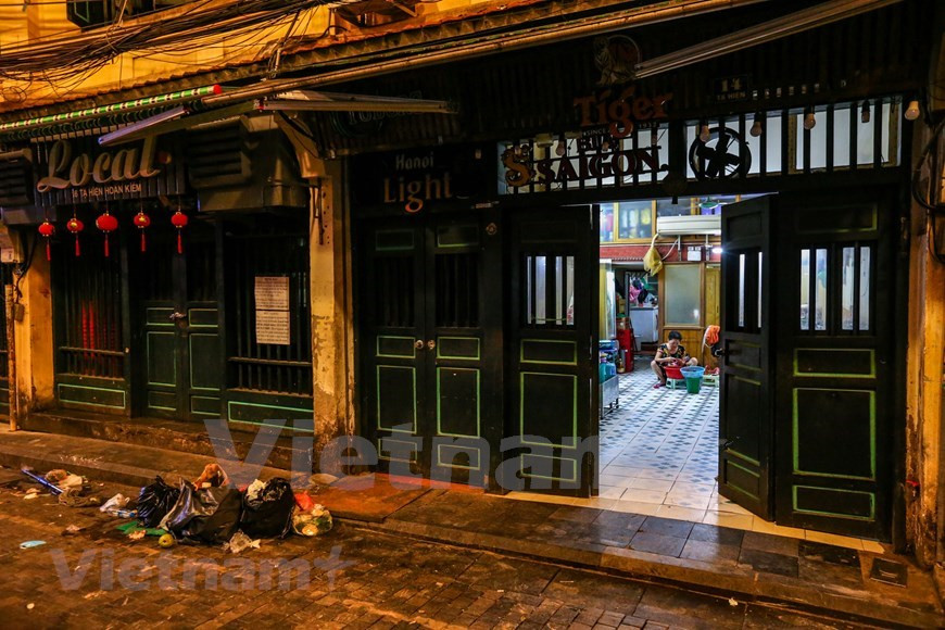  Jusqu'à présent, le Vietnam dénombre 53 cas d'infection au nouveau coronavirus, dont 9 à Hanoi. La suspension des activités dans cette rue est nécessaire. Pour distinguer la rue Ta Hien des autres rues gastronomiques de Ha Noi, on peut dire que cette rue a un espace très différent. En plus de restaurant de la bière, les spectacles de rue sont joués tout au long de la soirée et très variés, de la musique folklorique traditionnelle aux chansons d’amour juvéniles, ou des performances instrumentales spectaculaires qui capturent tous les regards. Des simples ont également ses caractéristiques uniques: les lanternes rouges reliées entre deux rangées de maisons, les vieilles maisons jaunes rapprochées, sont des belles images dans le coeur des touristes de la capitale millénaire de Hanoi. Photo: VietnamPlus 