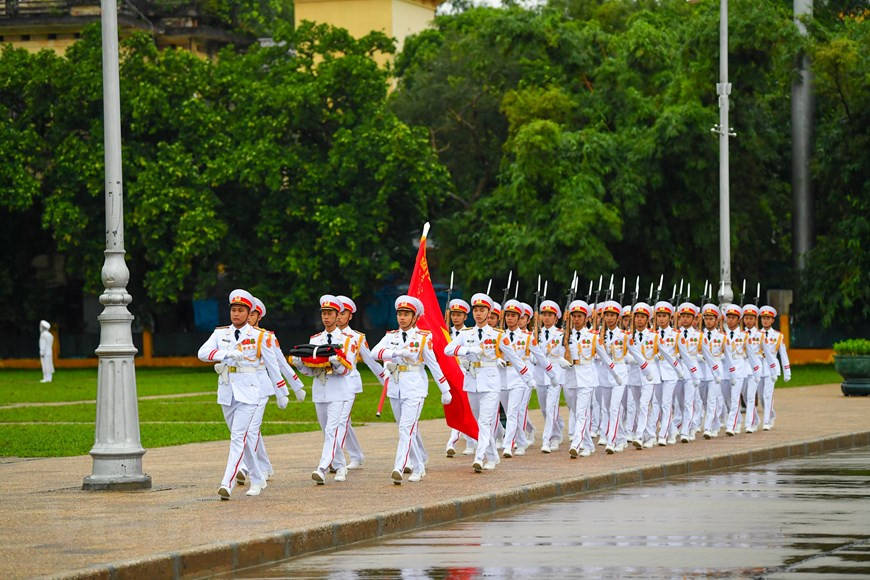 A partir du 14 août à 06h00, le drapeau rouge à étoile d’or sur la place Ba Dinh, au cœur de Hanoi, a été abaissé en hommage de l’ancien secrétaire général du Parti communiste du Vietnam (PCV) Lê Kha Phiêu. Photo: VNA