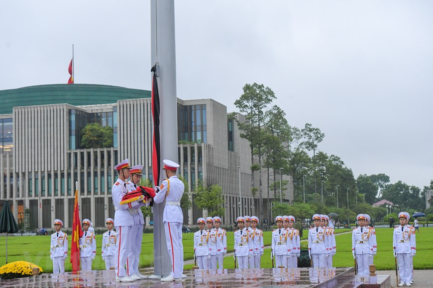 La cérémonie de lever le drapeau en berne s'est déroulée à 6h. Photo : VNA