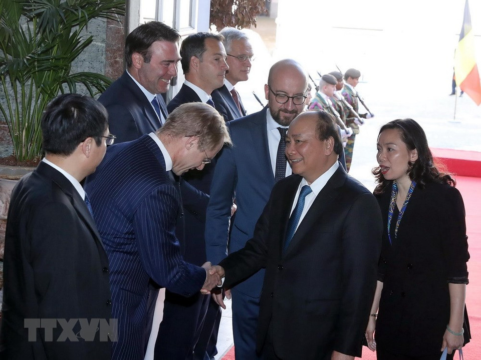 Le Premier ministre Nguyên Xuân Phuc serre la main des responsables belges participant à la cérémonie d’accueil en son honneur