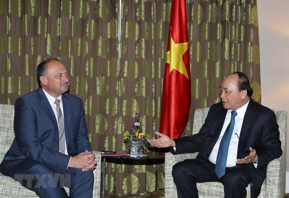 Le Premier ministre Nguyen Xuan Phuc (droite) a également rencontré le ministre-président wallon Willy Borsus…