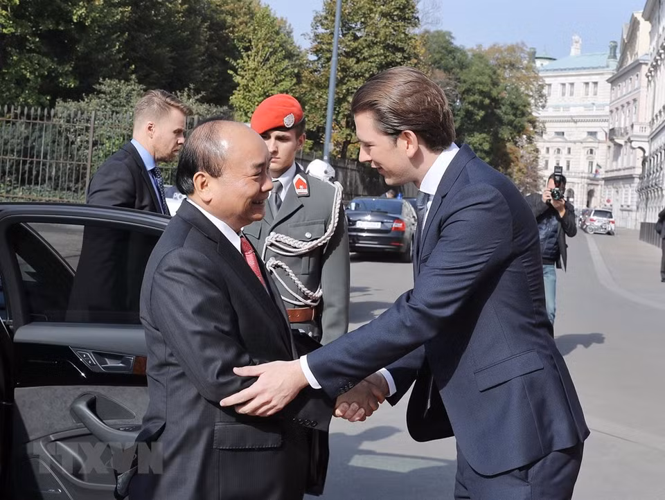 Le chancelier Sebastian Kurz (droite) accueille le Premier ministre Nguyên Xuân Phuc à Vienne. 