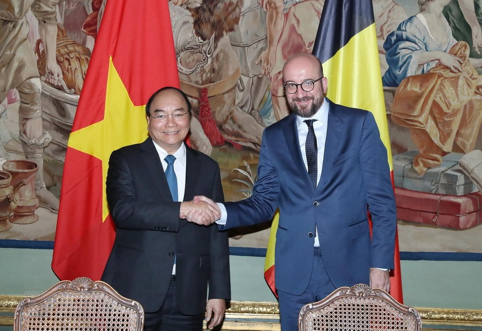 Le Premier ministre Nguyên Xuân Phuc (gauche) et son homologue belge Charles Michel 
