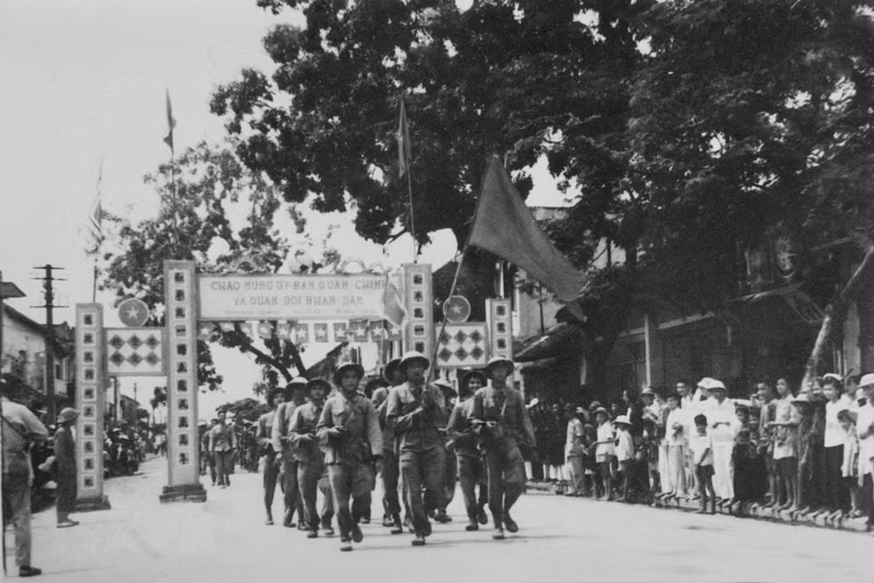 La victoire des troupes de l'armée pénètre dans la capitale le 10 octobre 1954, le jour de la libération 