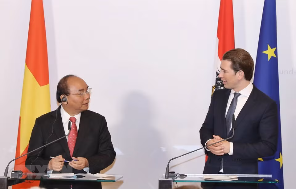 Le chancelier Sebastian Kurz (droite) et le Premier ministre Nguyên Xuân Phuc rencontrent la presse après leur entretien.