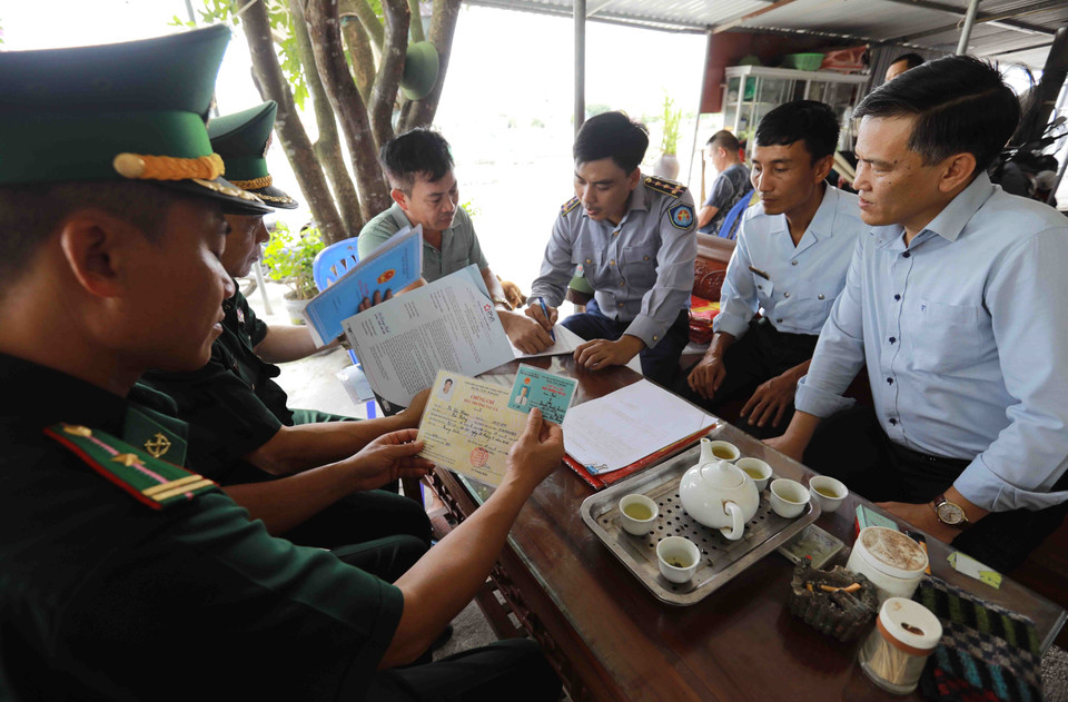 Les forces compétentes de la ville de Hai Phong (Nord) informent de l'exploitation des produits aquatiques conformément aux réglementations contre la pêche INN.