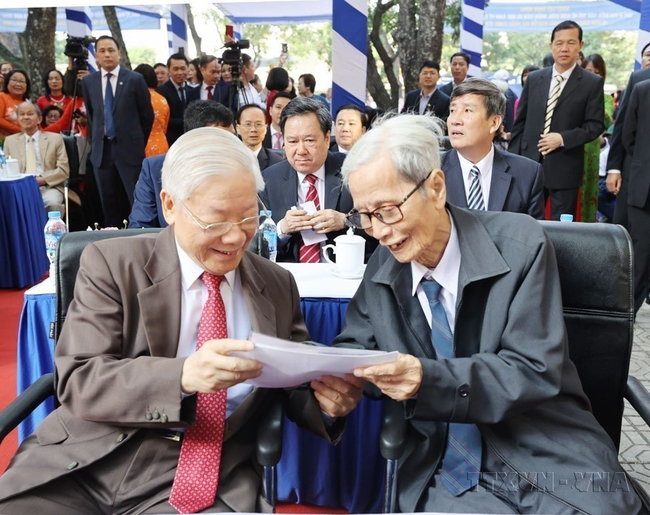 Le Professeur, Dr. Nguyen Phu Trong, Secrétaire général du Parti, ancien élève du lycée Nguyen Gia Thieu à Hanoï avec le professeur Le Duc Giang, ancien enseignant du lycée Nguyen Gia Thieu. 