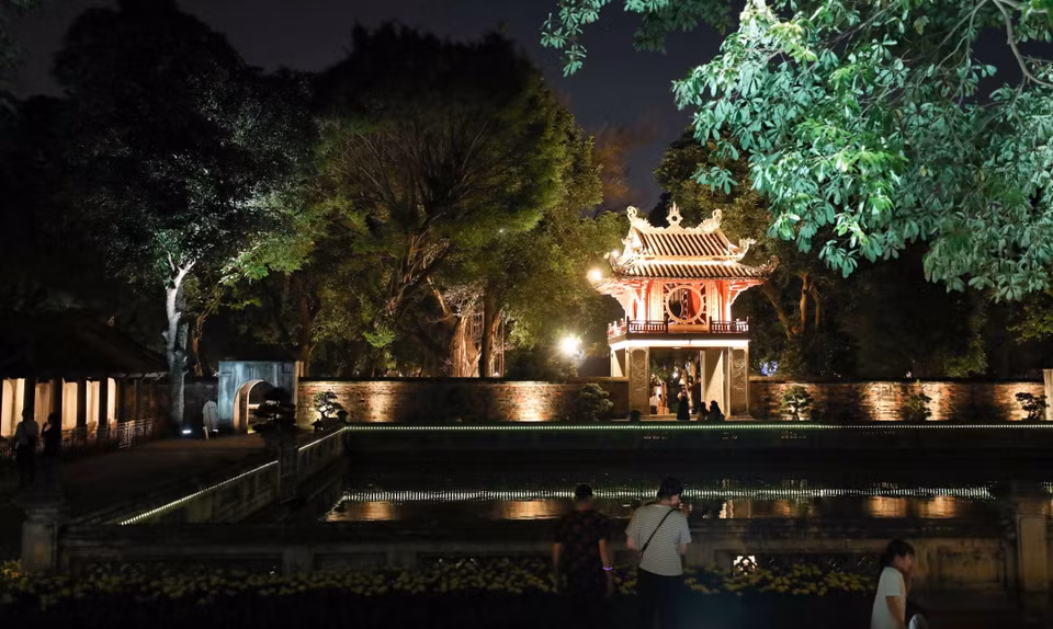 Le Temple de la Littérature - Quoc Tu Giam scintille dans la nuit. Photo: VNA