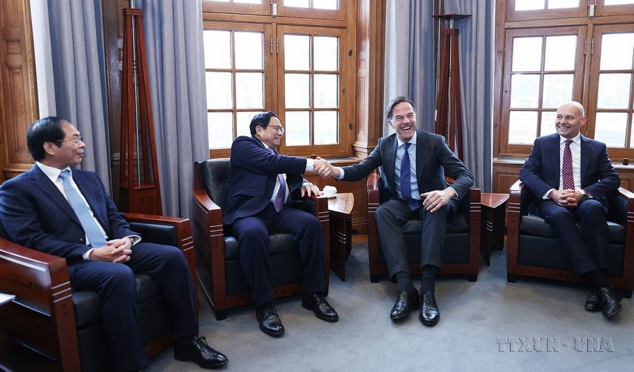 Le Premier ministre néerlandais Mark Rutte a présidé le 12 décembre 2022 la cérémonie d'accueil du Premier ministre Pham Minh Chinh en visite officielle au Royaume des Pays-Bas. 