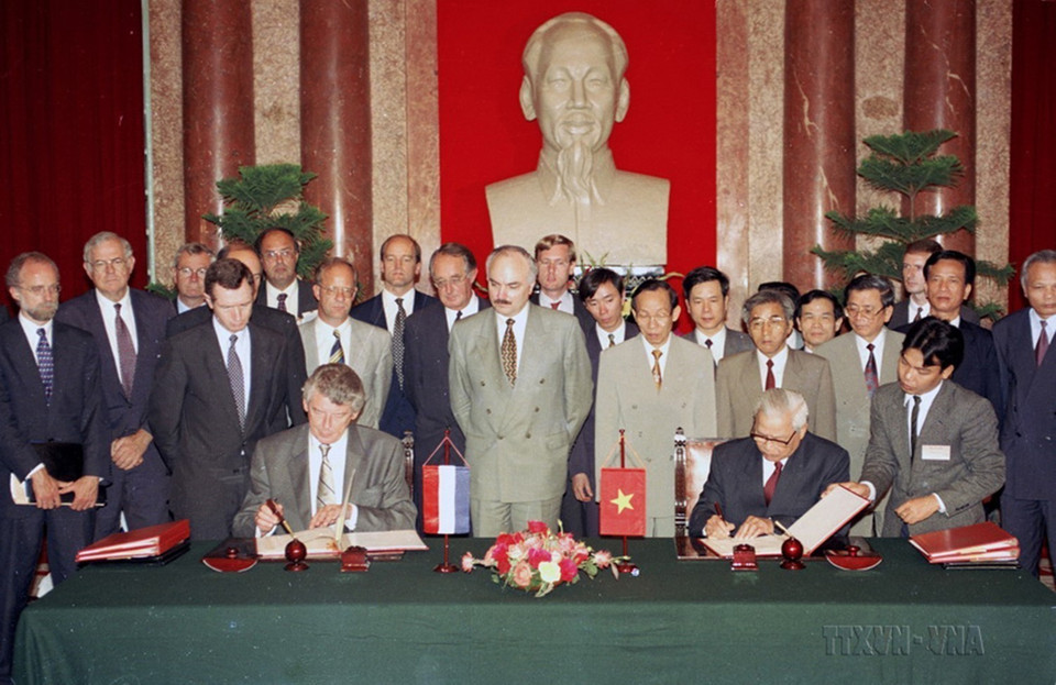 Le Premier ministre Vo Van Kiet et le Premier ministre néerlandais Wim Kok ont signé le 12 juin 1995 à Hanoï une Déclaration commune sur le renforcement de la coopération entre les deux pays. 