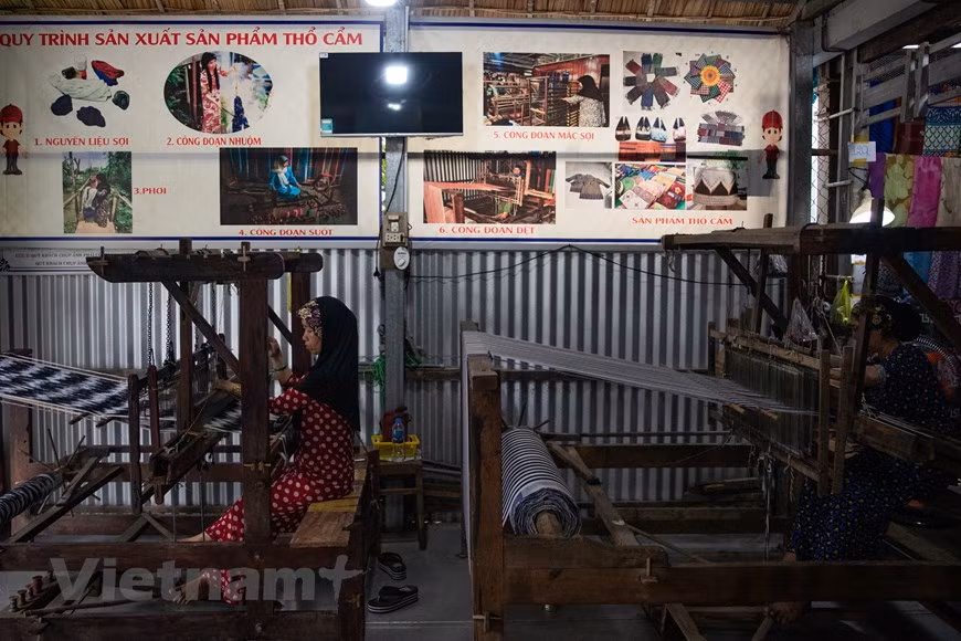 Le tissage de brocart est une beauté culturelle traditionnelle dans la vie matérielle et spirituelle des Cham.