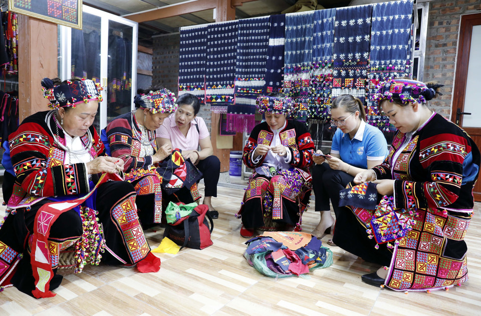 Les membres de la coopérative de brocart Lo Lo du village de Sang Pa A, bourg de Meo Vac, district de Meo Vac, province de Ha Giang (Nord), ont reçu des prêts pour développer l'artisanat du brocart.
