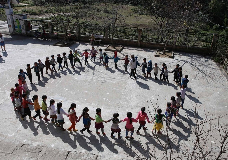 Les enseignants organisent des activités amusantes en plein air avec des jeux folkloriques pour les enfants de la province de Lai Chau.